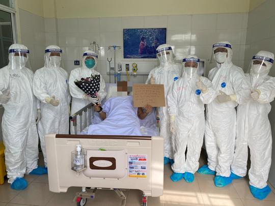 E-kip điều trị nhận hoa và thư cảm ơn của bệnh nhân 582 tại Bệnh viện Phổi Đà Nẵng sáng 16-8. Ảnh: Anh Việt