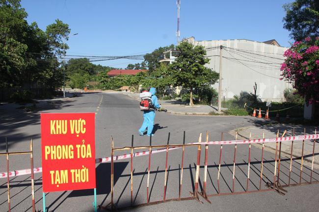 Một khu vực phong tỏa tạm thời ở tỉnh Quảng Trị. Ảnh: Ngọc Vũ.