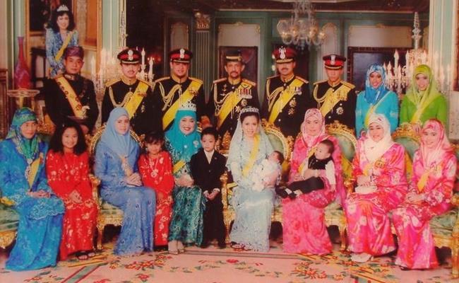 Gia đình đã trở nên giàu có đáng kinh ngạc nhờ nguồn dự trữ giàu mỏ khổng lồ của Brunei. Sultan nắm giữ khối tài sản trị giá 20 tỷ USD, trong khi con trai của ông, Hoàng tử Haji AbdulAzim được cho là có khối tài sản cá nhân lên tới 5 tỷ USD.
