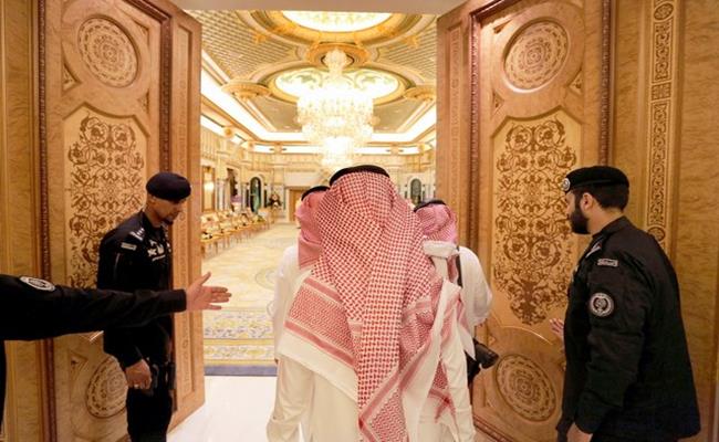 Nhà Saudi cai trị quốc gia mang tên mình từ năm 1744. Vua Salman hiện tại đã lên ngôi kể từ năm 2015 và nắm giữ quyền lực trong nước cùng phần lớn của cải, nằm ở quốc vương và người thân của ông.
