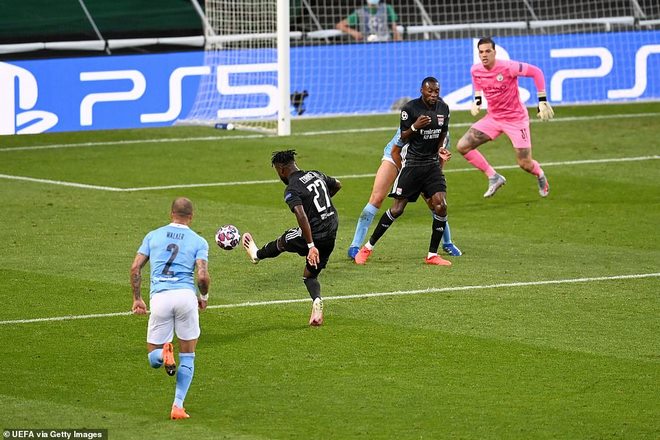 "Đại địa chấn" Lyon hạ Man City: Sterling và pha bỏ lỡ kinh hoàng - 3