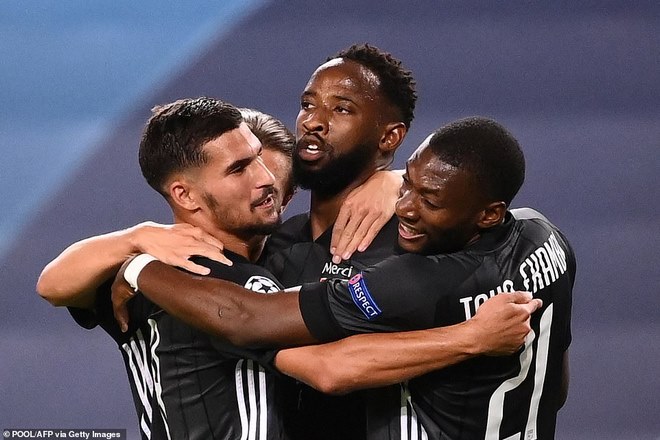 "Đại địa chấn" Lyon hạ Man City: Sterling và pha bỏ lỡ kinh hoàng - 15