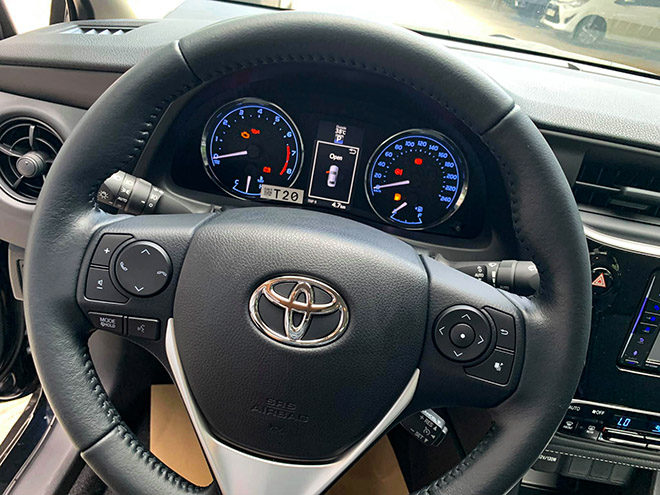 Cận cảnh Toyota Corolla Altis thế hệ mới tại Việt Nam - 10