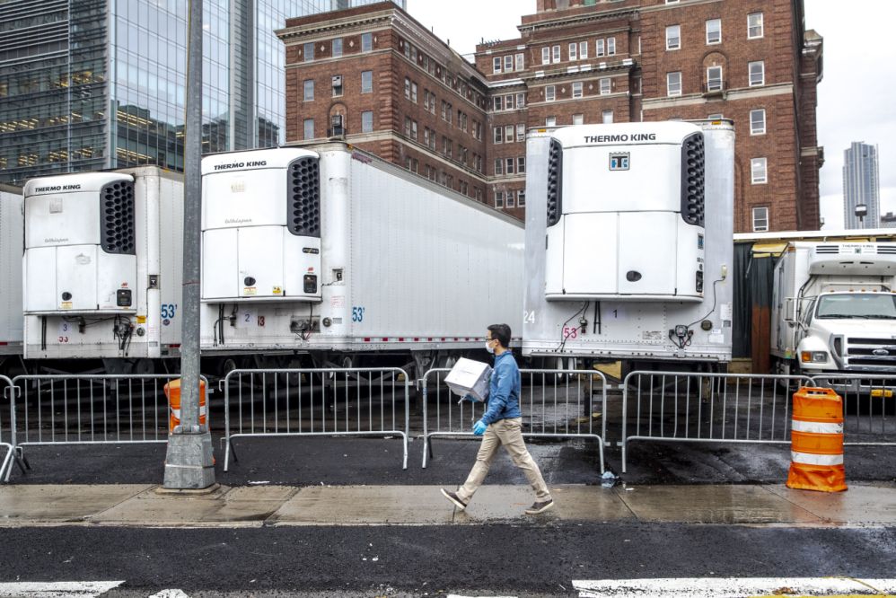 Xe tải đông lạnh chứa thi thể bệnh nhân Covid-19 ở Mỹ (ảnh: New York Times)