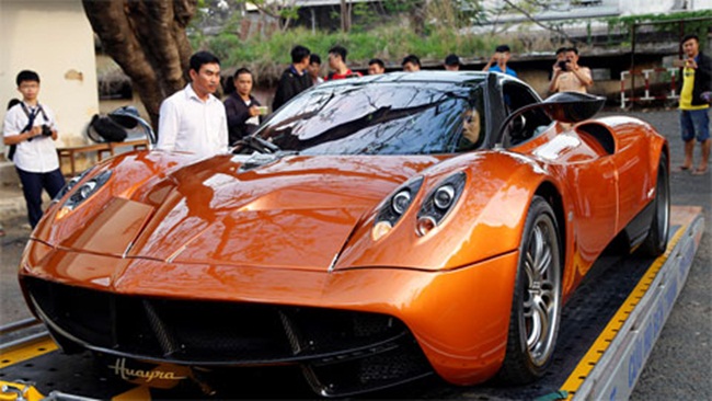 Đại gia Minh Nhựa nổi tiếng về độ chịu chi để mua siêu xe đắt tiền và sở hữu những 'xế hộp' long lanh.
