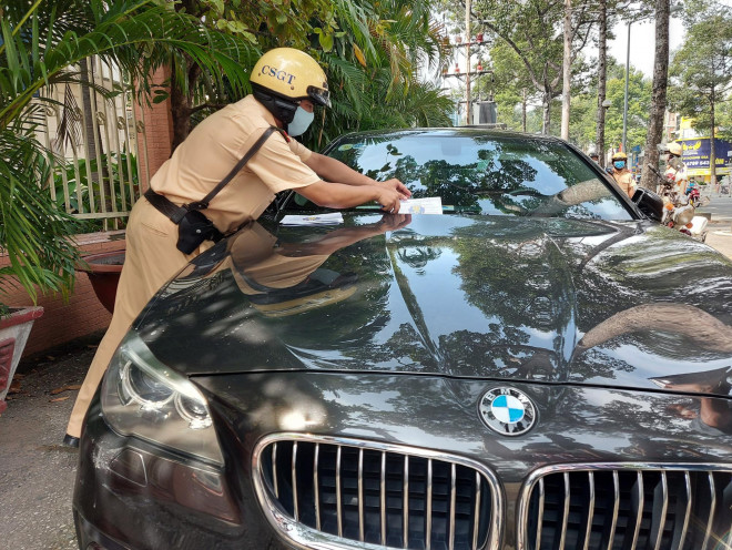 Một phương tiện đậu sai quy định, tài xế không ngồi trên xe nên đã bị ghi hình và dán phiếu thông báo vi phạm.