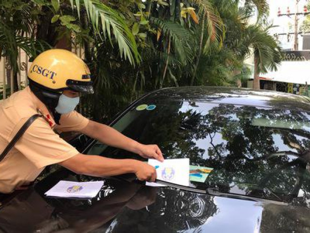 Tin tức trong ngày - CSGT TP.HCM dán thông báo vi phạm lên 2 xế hộp