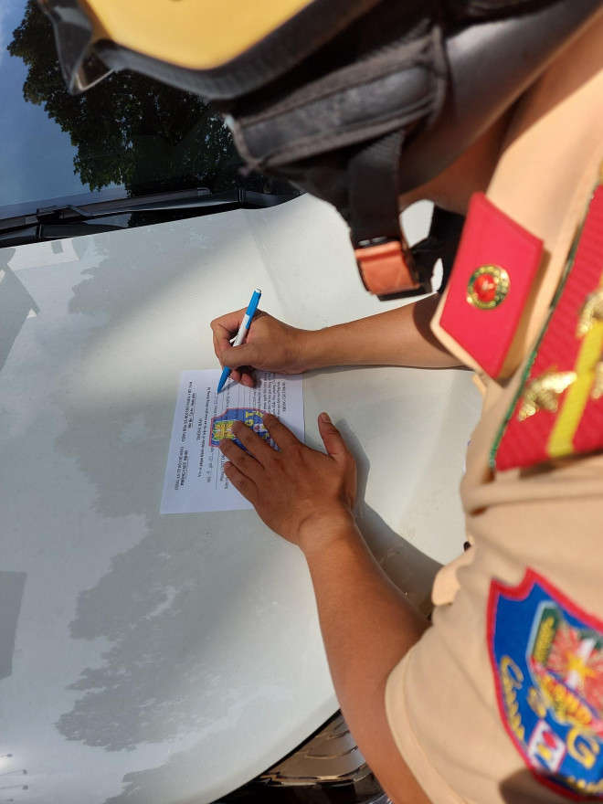 CSGT TP.HCM ghi phiếu thông báo vi phạm