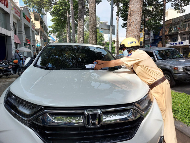 Phiếu thông báo vi phạm dán tại chỗ để thông tin cho người điều khiển biết lỗi vi phạm.