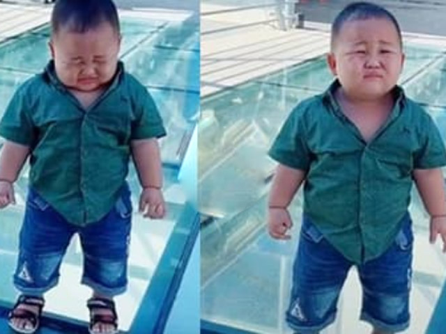 Bạn trẻ - Cuộc sống - Clip: Phản ứng hài hước của cậu bé khi đi trên kính "gây sốt"