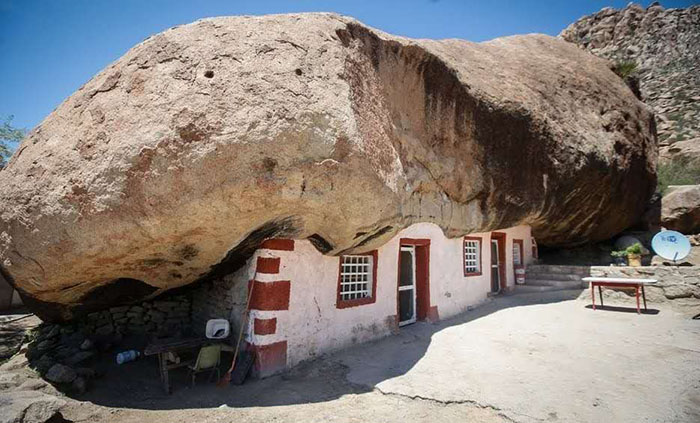 Căn nhà bên dưới tảng đá 850 tấn, nằm trơ trọi giữa sa mạc rộng lớn - 1
