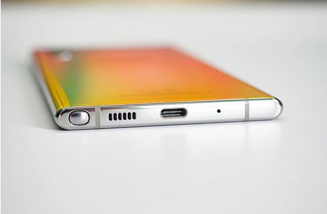 Galaxy Note 10+ năm ngoái đã bị loại bỏ giắc cắm tai nghe.