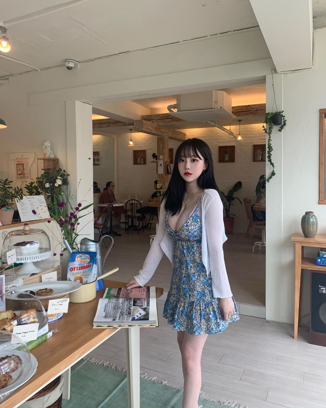 Nếu không khéo léo trong cách chọn đồ, nàng ngực "khủng" có thể bị chê bai thích khoe thân.