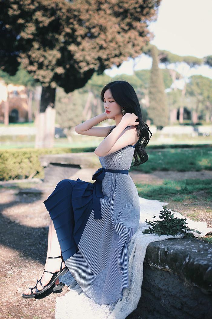 Những trang phục thắt eo tôn vòng hai cũng là lựa chọn khá thích hợp.