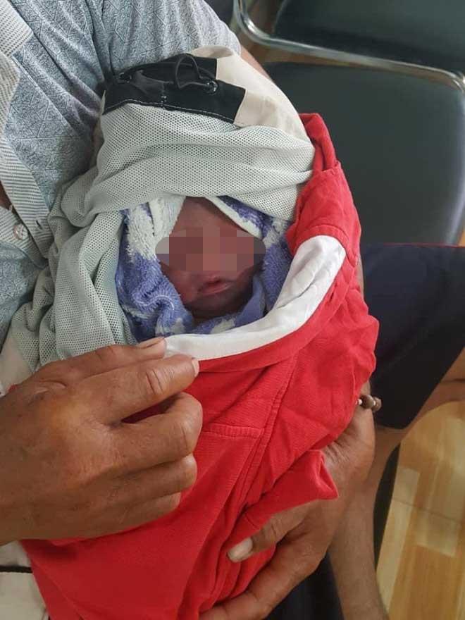 Bé trai sơ sinh bị bỏ rơi đang được chăm sóc tại Trung tâm y tế xã Tam Giang