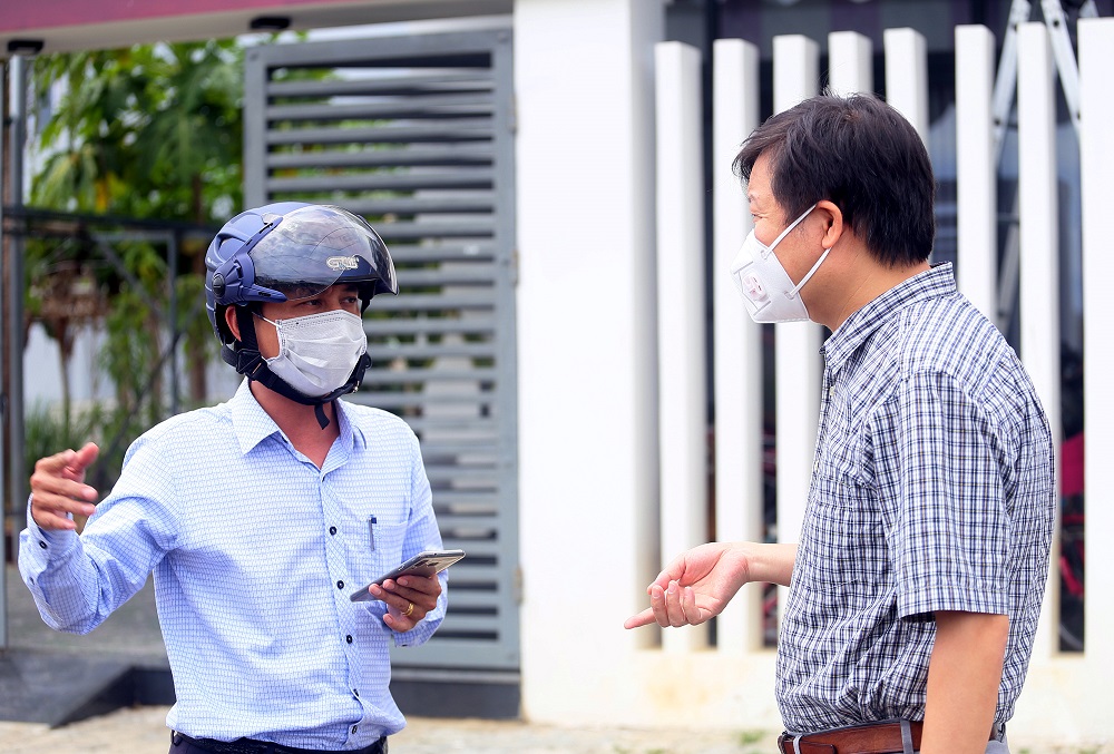 Ông Trần Như Dương Đội trưởng Đội điều tra, giám sát dịch trao đổi trực tiếp với cán bộ cơ sở huyện Hòa Vang. Ảnh: Đội truyền thông, Bộ Y tế.&nbsp;