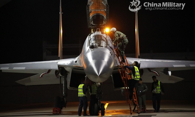 Phi công Trung Quốc lên máy bay tham gia huấn luyện ban đêm.