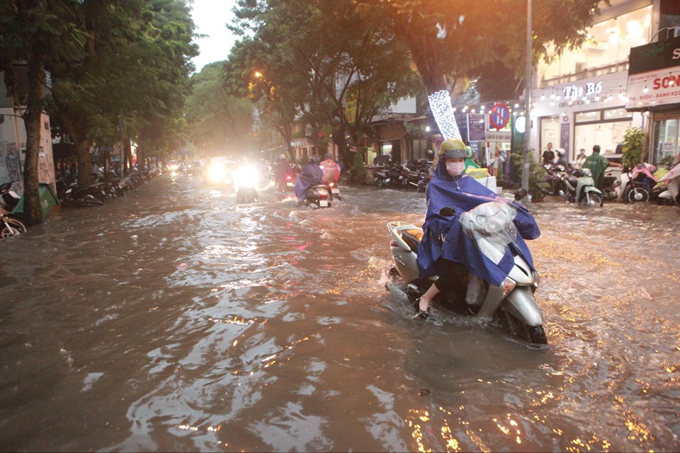 Trung tâm Hà Nội biến thành “biển nước” sau cơn mưa chiều - 9