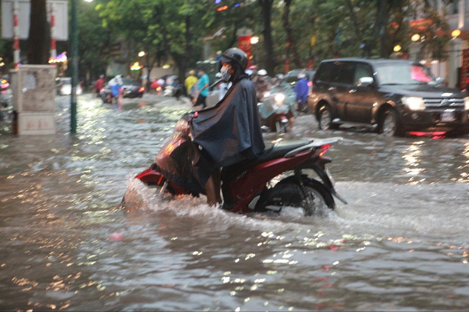 Trung tâm Hà Nội biến thành “biển nước” sau cơn mưa chiều - 10