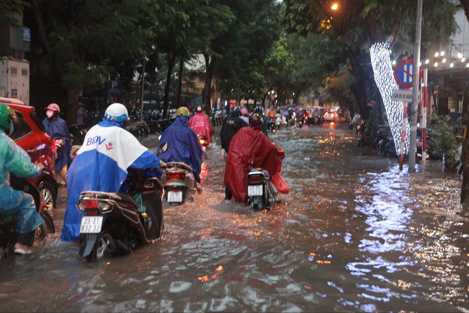 Trung tâm Hà Nội biến thành “biển nước” sau cơn mưa chiều - 13