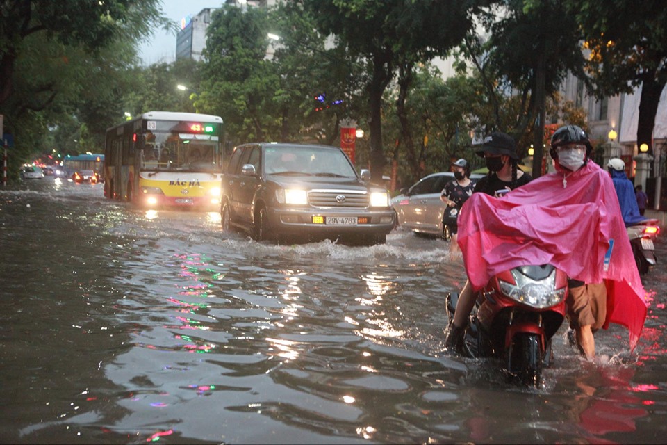 Trung tâm Hà Nội biến thành “biển nước” sau cơn mưa chiều - 6