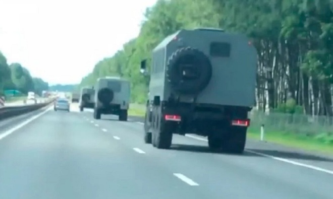 Đoàn xe quân sự từ Nga hướng về lãnh thổ Belarus giống với xe của Vệ binh Quốc gia Nga.