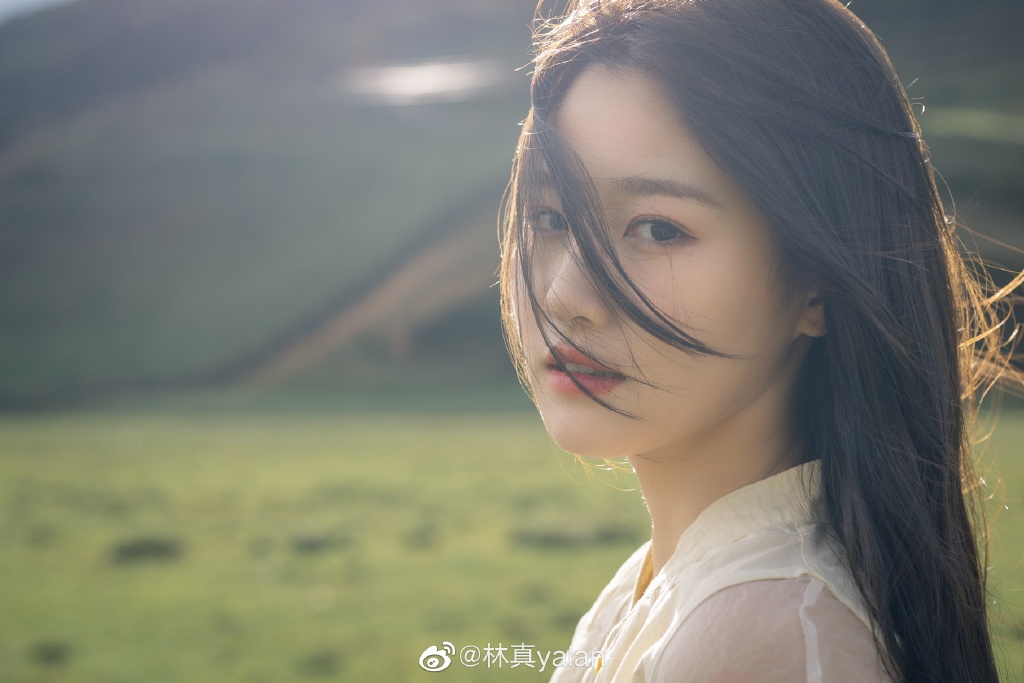 Lin Zhen là người mẫu Trung Quốc được cư dân mạng gọi là "tiểu thiên thần" vì giống Lưu Diệc Phi.