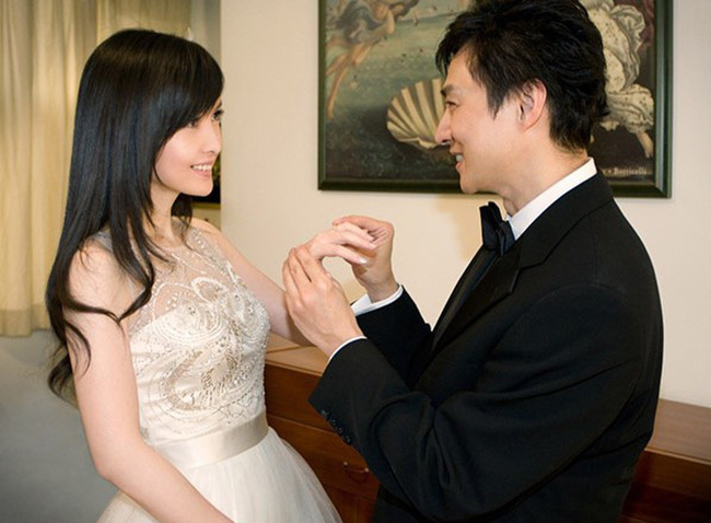 Cuối năm 2008, Nghê Chấn vướng vào scandal ngoại tình với một sinh viên. Báo chí chụp được ảnh anh đang hôn thắm thiết cô gái này trong hộp đêm. Sau vụ việc, Châu Huệ Mẫn quyết định tha thứ cho Nghê Chấn. Hai người kết hôn vào tháng 1/2009.
