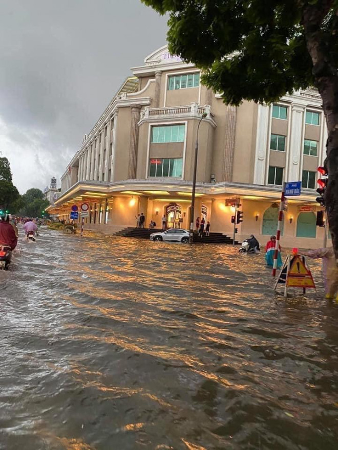 Ngã tư trước Tràng Tiền Plaza sát Hồ Gươm ngập sâu