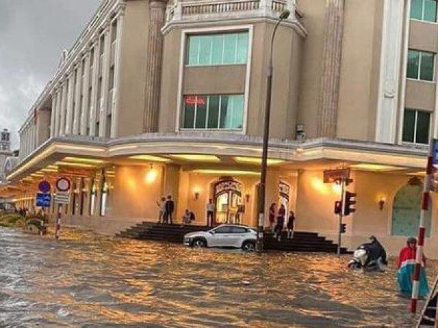 Tin tức trong ngày - Vì sao nhiều tuyến phố quanh Hồ Gươm ngập sâu trong trận mưa lớn?