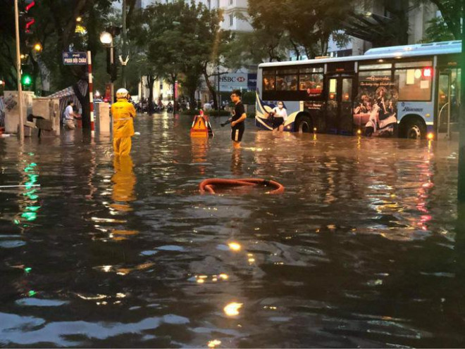 Một khu vực gần Hồ Gươm bì bõm trong nước
