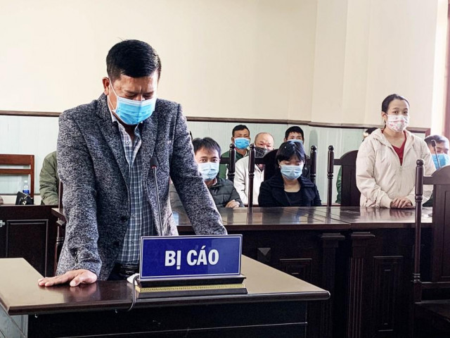 Pháp luật - "Đại gia" đánh bảo vệ, phớt lờ đo thân nhiệt lĩnh 9 tháng tù