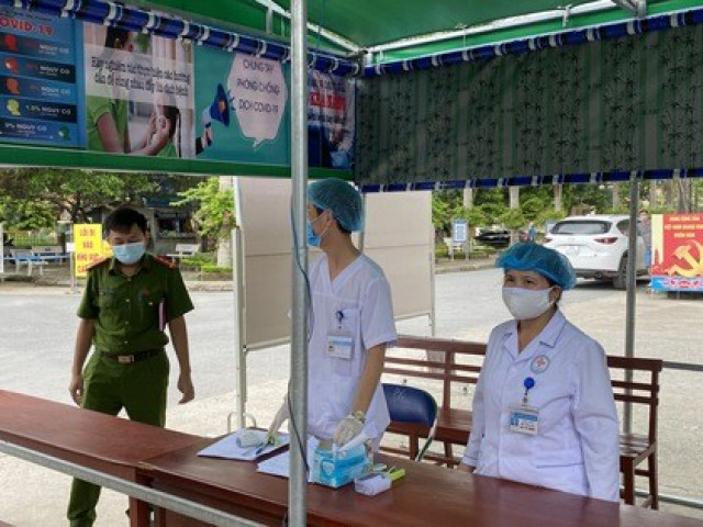 Tin tức trong ngày - Cô gái 22 tuổi về từ Trung Quốc không khai báo y tế, công an tới tận nhà đưa đi cách ly