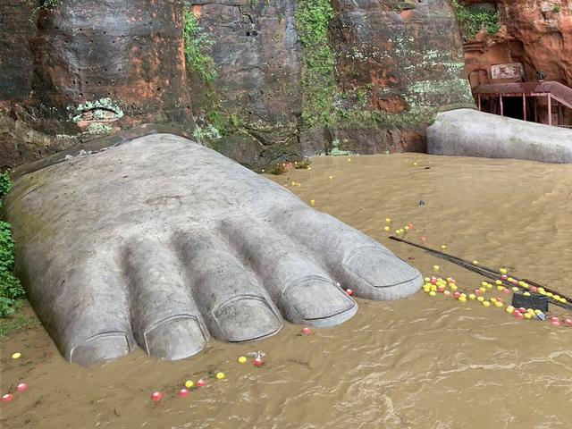 TQ: Lũ lụt "trăm năm có một" ở Tứ Xuyên, nước phá đê tạm, dâng tới chân tượng Phật khổng lồ