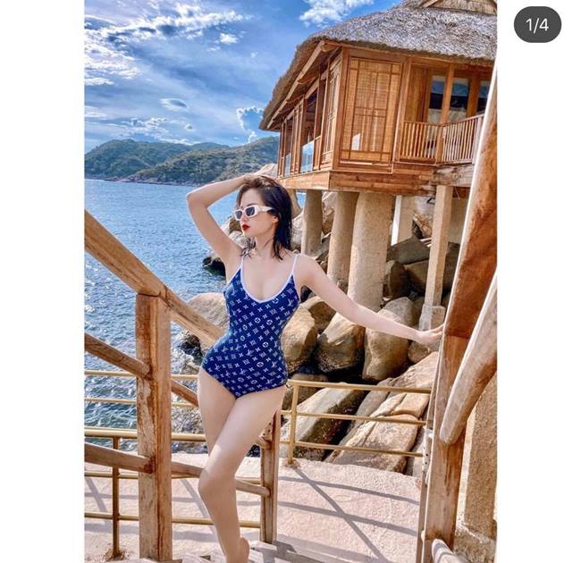 Cô thích những mẫu đồ bơi liền thân, tôn lên vóc dáng thân hình đồng hồ cát.&nbsp;
