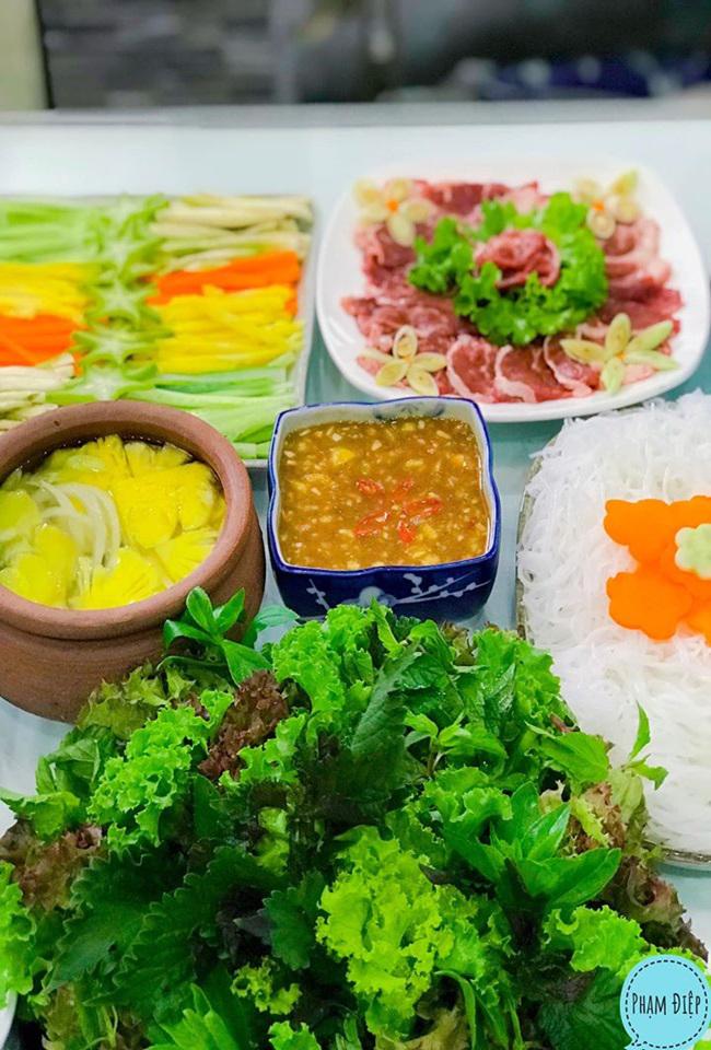 Bò, nước mắm nêm và rau ăn kèm vô cùng tươi ngon.