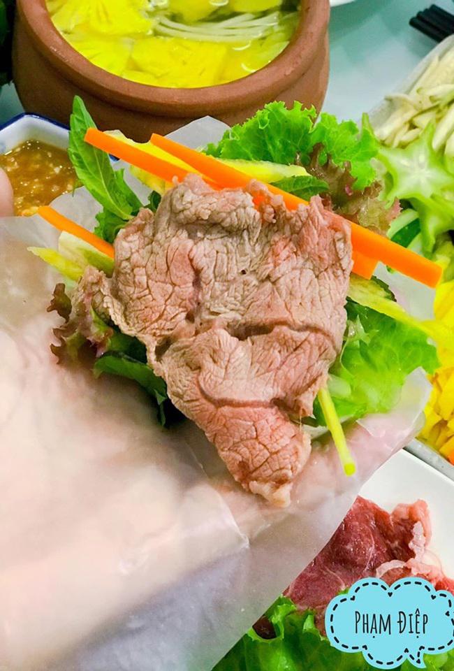 Thịt vừa chín tái thì lấy ra cuốn bánh tráng. Món ăn dễ làm khiến chồng con phải xuýt xoa.