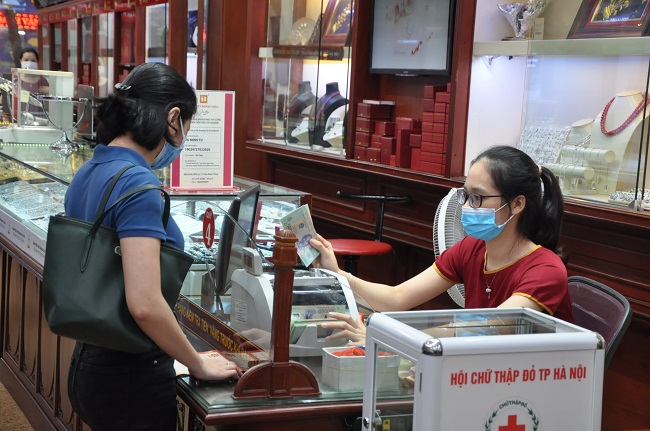 Lượng khách đến giao dịch tại một số cửa hàng kinh doanh vàng trên phố Trần Nhân Tông khá thưa thớt.
