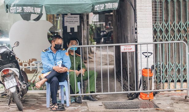 Lực lượng chức năng chốt chặn tại một ngõ ở Trương Định (Hai Bà Trưng, Hà Nội), nơi có ca nhiễm COVID-19.