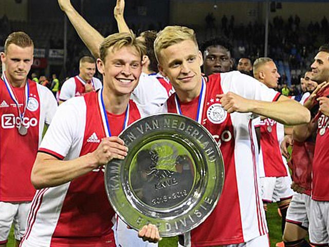 De Jong (trái) và Van de Beek trong màu áo Ajax