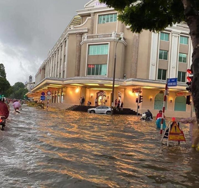 Khu vực xung quanh Hồ Gươm biến thành sông do ngập úng
