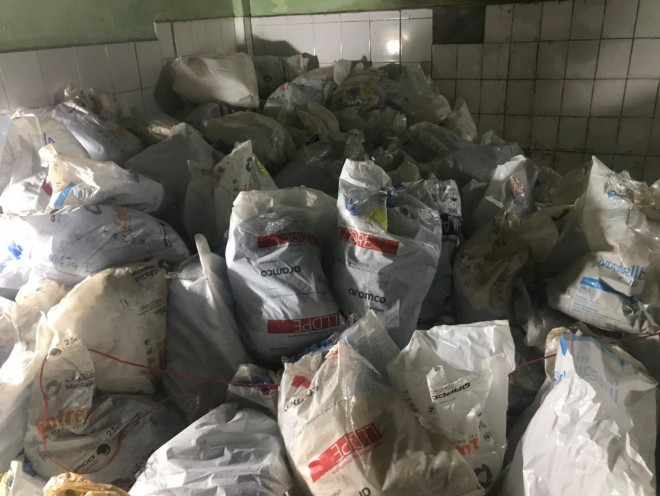 Số găng tay giả bị phát hiện