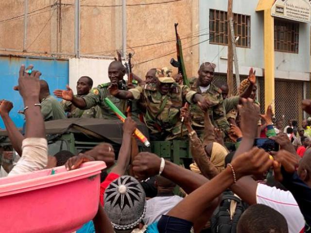 Thế giới - Tổng thống và Thủ tướng quốc gia châu Phi bị binh sĩ nổi dậy bắt giữ