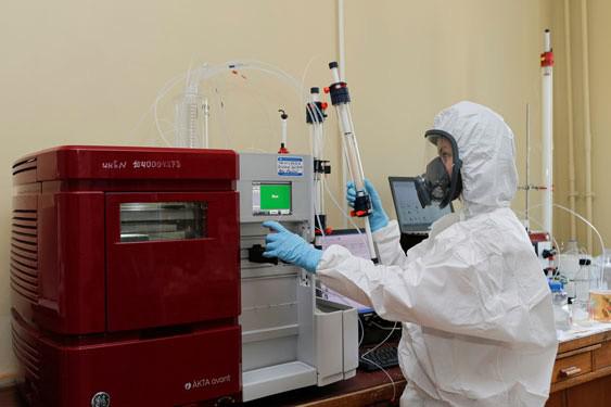 Một nhà khoa học làm việc tại phòng thí nghiệm của Viện Gamalei ở thủ đô Moscow - Nga hôm 6-8. Ảnh: REUTERS