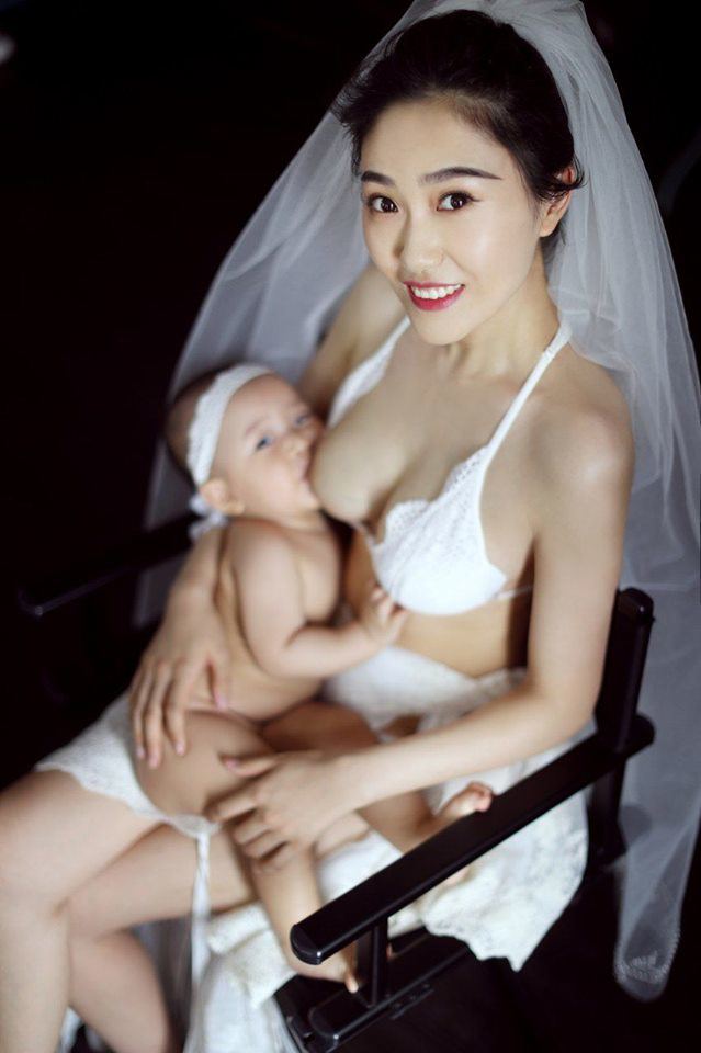 Những bức ảnh mới đây của một cô dâu người Trung Quốc đang cho con bú khiến dân mạng "dậy sóng".