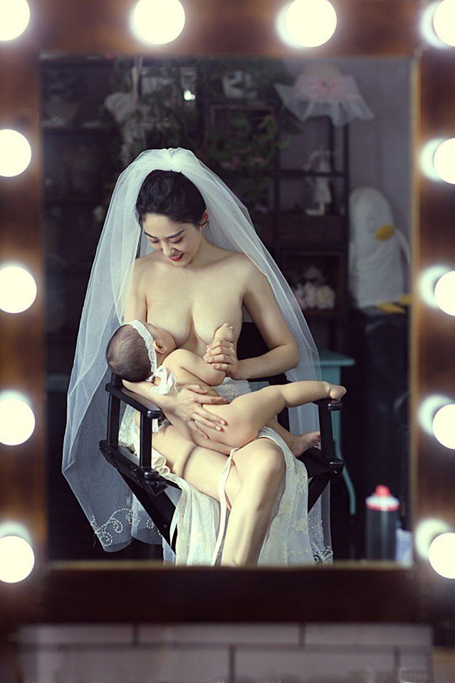 Khoảnh khắc cô dâu ngực trần cho con bú, dân mạng "Bố đứa trẻ thật là hạnh phúc" - 2