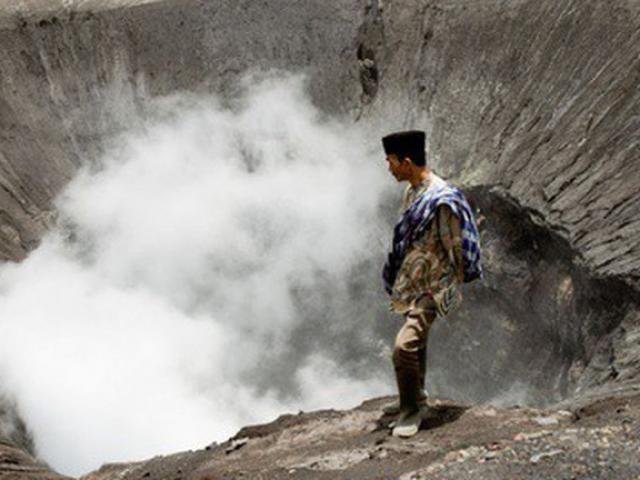 Media - Lên đỉnh núi lửa đang hoạt động săn mây