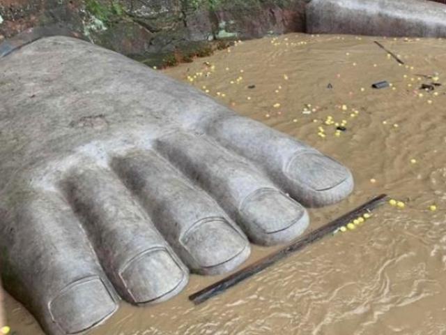 Media - Đại hồng thủy "trăm năm có một" dâng đến ngón chân tượng Phật lớn nhất thế giới