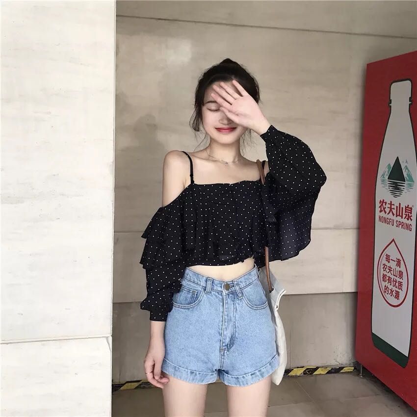 Diện áo trễ vai, quần short, các cô nàng Trung Quốc nổi bật giữa phố đêm - 6