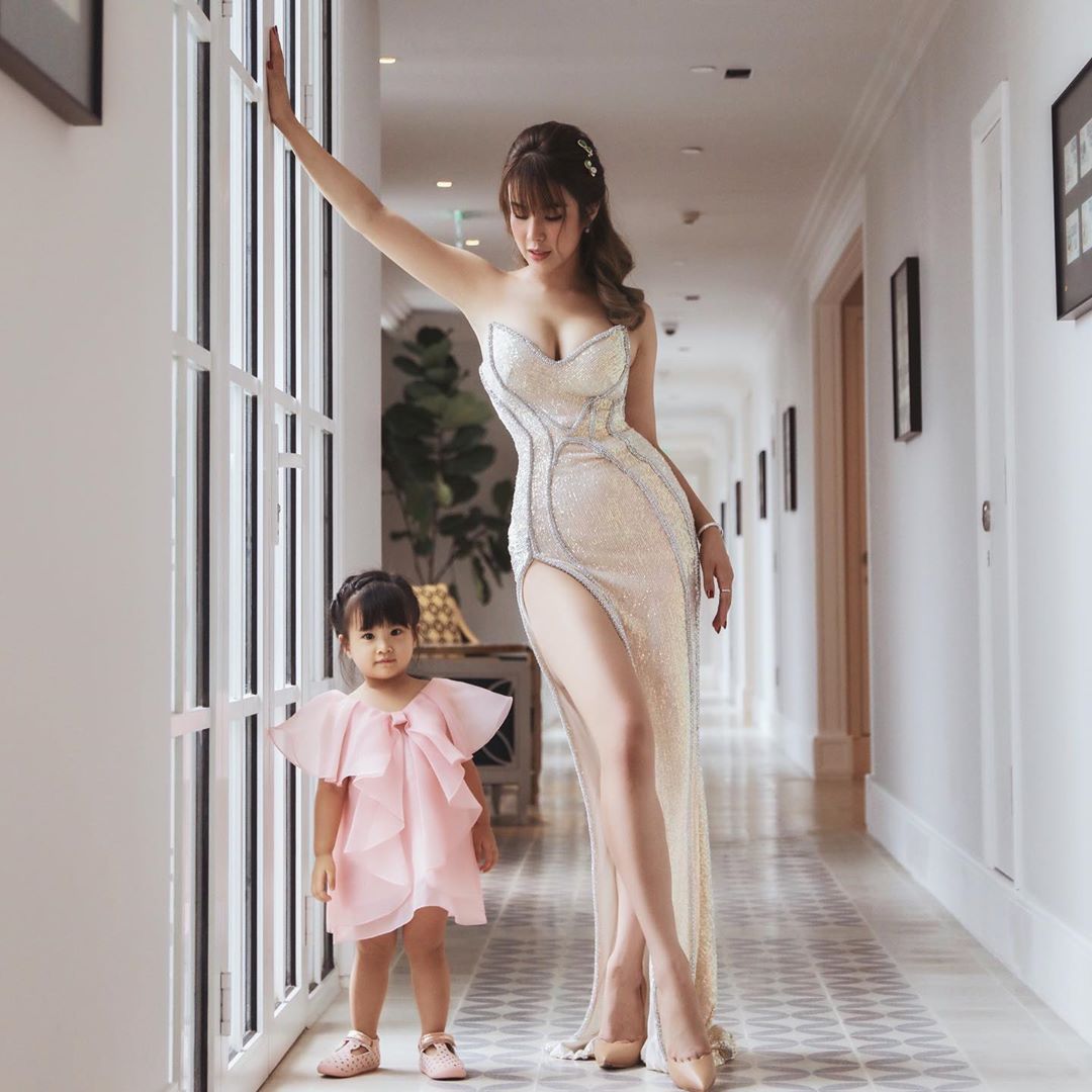 Vòng một căng tròn của Diệp Lâm Anh là ao ước của bao mẹ bỉm sữa.
